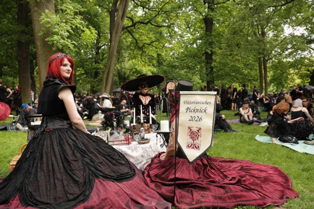 22.05.2026 Viktorianisches Picknick beim Wave-Gotik-Treffen in Leipzig Viktorianisches Picknick im Clara-Zetkin-Park Leipzig, 22. Mai 2026. Alljährlich zum Pfingstwochenende versammeln sich tausende Besucherinnen und Besucher des Wave-Gotik-Treffens in aufwendigen Kostümen von viktorianisch-romantisch über Steampunk bis Cyber-Gothic zur traditionellen Eröffnung des Festivals. Clara-Zetkin-Park *** 22 05 2026 Victorian picnic at the Wave Gotik Treffen in Leipzig Victorian picnic in Clara Zetkin Park Leipzig, 22 May 2026 Every year at the Whitsun weekend, thousands of visitors to the Wave Gotik Treffen gather in elaborate costumes ranging from Victorian romantic to steampunk to cyber gothic for the traditional opening of the Cl