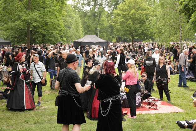 22.05.2026 Viktorianisches Picknick beim Wave-Gotik-Treffen in Leipzig Viktorianisches Picknick im Clara-Zetkin-Park Leipzig, 22. Mai 2026. Alljährlich zum Pfingstwochenende versammeln sich tausende Besucherinnen und Besucher des Wave-Gotik-Treffens in aufwendigen Kostümen von viktorianisch-romantisch über Steampunk bis Cyber-Gothic zur traditionellen Eröffnung des Festivals. Clara-Zetkin-Park *** 22 05 2026 Victorian picnic at the Wave Gotik Treffen in Leipzig Victorian picnic in Clara Zetkin Park Leipzig, 22 May 2026 Every year at the Whitsun weekend, thousands of visitors to the Wave Gotik Treffen gather in elaborate costumes ranging from Victorian romantic to steampunk to cyber gothic for the traditional opening of the Cl