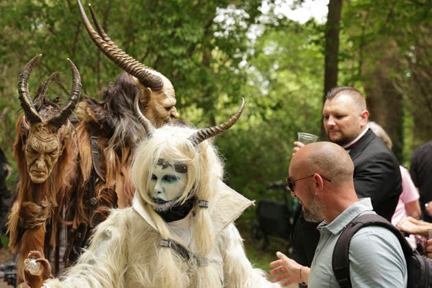 22.05.2026 Viktorianisches Picknick beim Wave-Gotik-Treffen in Leipzig Viktorianisches Picknick im Clara-Zetkin-Park Leipzig, 22. Mai 2026. Alljährlich zum Pfingstwochenende versammeln sich tausende Besucherinnen und Besucher des Wave-Gotik-Treffens in aufwendigen Kostümen von viktorianisch-romantisch über Steampunk bis Cyber-Gothic zur traditionellen Eröffnung des Festivals. Clara-Zetkin-Park *** 22 05 2026 Victorian picnic at the Wave Gotik Treffen in Leipzig Victorian picnic in Clara Zetkin Park Leipzig, 22 May 2026 Every year at the Whitsun weekend, thousands of visitors to the Wave Gotik Treffen gather in elaborate costumes ranging from Victorian romantic to steampunk to cyber gothic for the traditional opening of the Cl