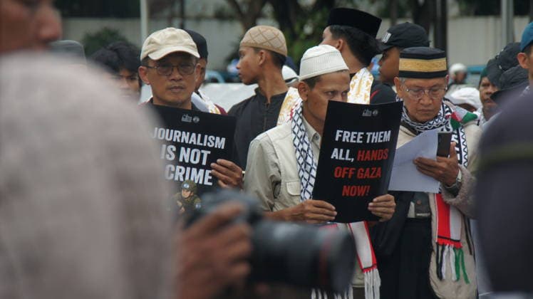 May 22, 2026, Jakarta, Jakarta, Indonesia: Members of the Aqsa Working Group (AWG) humanitarian alliance staged the Friday for Palestine rally in front of the United States Embassy in Jakarta on Friday (May 22, 2026). During the demonstration, participants carried posters highlighting the alleged abduction of humanitarian activists by Israeli Zionist forces as a form of protest against the detention of international volunteers on a mission to Gaza, Palestine...AWG expressed gratitude and appreciation for the release of all Indonesian delegates and activists involved in the Global Sumud Flotilla (GSF) 2.0 mission, who had previously been detained by Israeli authorities while carrying out a humanitarian mission aimed at delivering aid to the  - ZUMAp146 20260522_zap_p146_002 Copyright: xDennyxPohanx