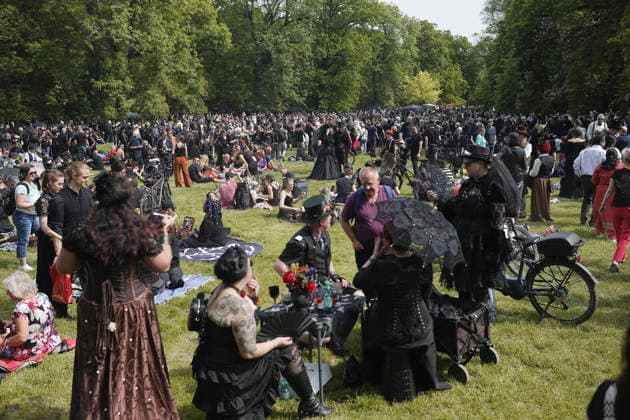 22.05.2026 Viktorianisches Picknick beim Wave-Gotik-Treffen in Leipzig Viktorianisches Picknick im Clara-Zetkin-Park Leipzig, 22. Mai 2026. Alljährlich zum Pfingstwochenende versammeln sich tausende Besucherinnen und Besucher des Wave-Gotik-Treffens in aufwendigen Kostümen von viktorianisch-romantisch über Steampunk bis Cyber-Gothic zur traditionellen Eröffnung des Festivals. Clara-Zetkin-Park *** 22 05 2026 Victorian picnic at the Wave Gotik Treffen in Leipzig Victorian picnic in Clara Zetkin Park Leipzig, 22 May 2026 Every year at the Whitsun weekend, thousands of visitors to the Wave Gotik Treffen gather in elaborate costumes ranging from Victorian romantic to steampunk to cyber gothic for the traditional opening of the Cl