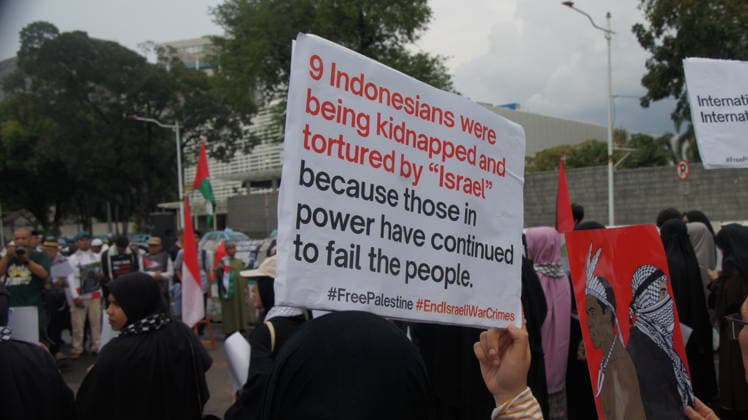 May 22, 2026, Jakarta, Jakarta, Indonesia: Members of the Aqsa Working Group (AWG) humanitarian alliance staged the Friday for Palestine rally in front of the United States Embassy in Jakarta on Friday (May 22, 2026). During the demonstration, participants carried posters highlighting the alleged abduction of humanitarian activists by Israeli Zionist forces as a form of protest against the detention of international volunteers on a mission to Gaza, Palestine...AWG expressed gratitude and appreciation for the release of all Indonesian delegates and activists involved in the Global Sumud Flotilla (GSF) 2.0 mission, who had previously been detained by Israeli authorities while carrying out a humanitarian mission aimed at delivering aid to the  - ZUMAp146 20260522_zap_p146_008 Copyright: xDennyxPohanx