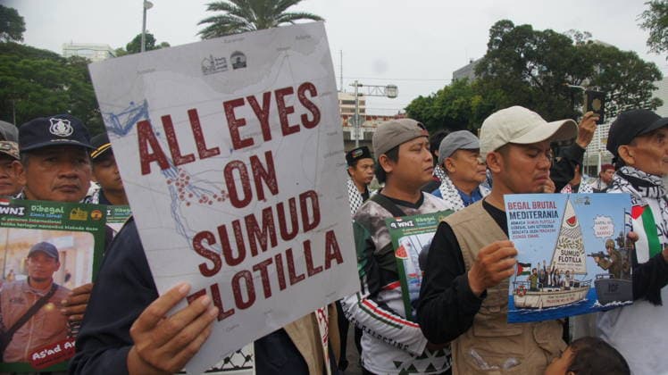 May 22, 2026, Jakarta, Jakarta, Indonesia: Members of the Aqsa Working Group (AWG) humanitarian alliance staged the Friday for Palestine rally in front of the United States Embassy in Jakarta on Friday (May 22, 2026). During the demonstration, participants carried posters highlighting the alleged abduction of humanitarian activists by Israeli Zionist forces as a form of protest against the detention of international volunteers on a mission to Gaza, Palestine...AWG expressed gratitude and appreciation for the release of all Indonesian delegates and activists involved in the Global Sumud Flotilla (GSF) 2.0 mission, who had previously been detained by Israeli authorities while carrying out a humanitarian mission aimed at delivering aid to the  - ZUMAp146 20260522_zap_p146_012 Copyright: xDennyxPohanx