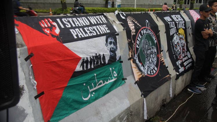 May 22, 2026, Jakarta, Jakarta, Indonesia: Members of the Aqsa Working Group (AWG) humanitarian alliance staged the Friday for Palestine rally in front of the United States Embassy in Jakarta on Friday (May 22, 2026). During the demonstration, participants carried posters highlighting the alleged abduction of humanitarian activists by Israeli Zionist forces as a form of protest against the detention of international volunteers on a mission to Gaza, Palestine...AWG expressed gratitude and appreciation for the release of all Indonesian delegates and activists involved in the Global Sumud Flotilla (GSF) 2.0 mission, who had previously been detained by Israeli authorities while carrying out a humanitarian mission aimed at delivering aid to the - ZUMAp146 20260522_zap_p146_001 Copyright: xDennyxPohanx