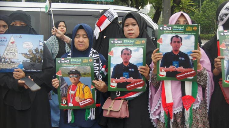 May 22, 2026, Jakarta, Jakarta, Indonesia: Members of the Aqsa Working Group (AWG) humanitarian alliance staged the Friday for Palestine rally in front of the United States Embassy in Jakarta on Friday (May 22, 2026). During the demonstration, participants carried posters highlighting the alleged abduction of humanitarian activists by Israeli Zionist forces as a form of protest against the detention of international volunteers on a mission to Gaza, Palestine...AWG expressed gratitude and appreciation for the release of all Indonesian delegates and activists involved in the Global Sumud Flotilla (GSF) 2.0 mission, who had previously been detained by Israeli authorities while carrying out a humanitarian mission aimed at delivering aid to the - ZUMAp146 20260522_zap_p146_003 Copyright: xDennyxPohanx