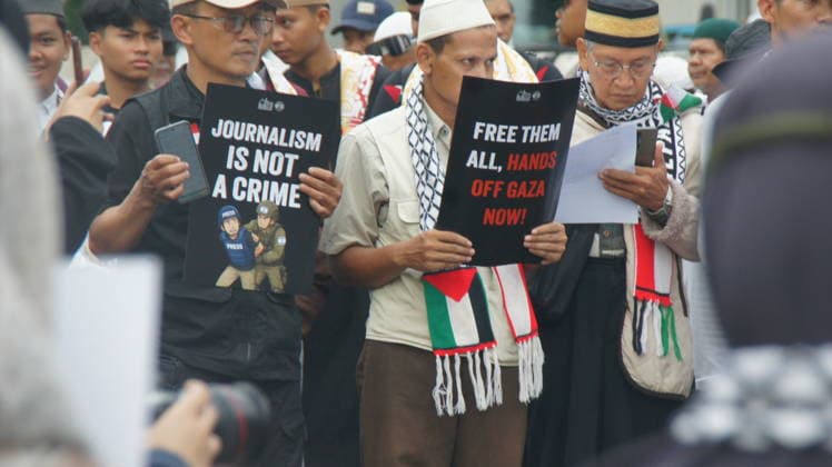 May 22, 2026, Jakarta, Jakarta, Indonesia: Members of the Aqsa Working Group (AWG) humanitarian alliance staged the Friday for Palestine rally in front of the United States Embassy in Jakarta on Friday (May 22, 2026). During the demonstration, participants carried posters highlighting the alleged abduction of humanitarian activists by Israeli Zionist forces as a form of protest against the detention of international volunteers on a mission to Gaza, Palestine...AWG expressed gratitude and appreciation for the release of all Indonesian delegates and activists involved in the Global Sumud Flotilla (GSF) 2.0 mission, who had previously been detained by Israeli authorities while carrying out a humanitarian mission aimed at delivering aid to the - ZUMAp146 20260522_zap_p146_009 Copyright: xDennyxPohanx