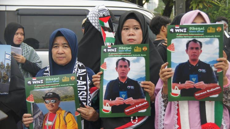 May 22, 2026, Jakarta, Jakarta, Indonesia: Members of the Aqsa Working Group (AWG) humanitarian alliance staged the Friday for Palestine rally in front of the United States Embassy in Jakarta on Friday (May 22, 2026). During the demonstration, participants carried posters highlighting the alleged abduction of humanitarian activists by Israeli Zionist forces as a form of protest against the detention of international volunteers on a mission to Gaza, Palestine...AWG expressed gratitude and appreciation for the release of all Indonesian delegates and activists involved in the Global Sumud Flotilla (GSF) 2.0 mission, who had previously been detained by Israeli authorities while carrying out a humanitarian mission aimed at delivering aid to the - ZUMAp146 20260522_zap_p146_010 Copyright: xDennyxPohanx