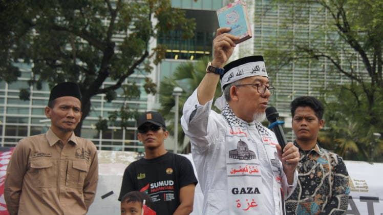 May 22, 2026, Jakarta, Jakarta, Indonesia: Members of the Aqsa Working Group (AWG) humanitarian alliance staged the Friday for Palestine rally in front of the United States Embassy in Jakarta on Friday (May 22, 2026). During the demonstration, participants carried posters highlighting the alleged abduction of humanitarian activists by Israeli Zionist forces as a form of protest against the detention of international volunteers on a mission to Gaza, Palestine...AWG expressed gratitude and appreciation for the release of all Indonesian delegates and activists involved in the Global Sumud Flotilla (GSF) 2.0 mission, who had previously been detained by Israeli authorities while carrying out a humanitarian mission aimed at delivering aid to the - ZUMAp146 20260522_zap_p146_013 Copyright: xDennyxPohanx