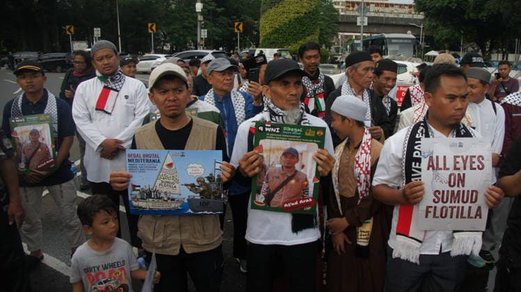 May 22, 2026, Jakarta, Jakarta, Indonesia: Members of the Aqsa Working Group (AWG) humanitarian alliance staged the Friday for Palestine rally in front of the United States Embassy in Jakarta on Friday (May 22, 2026). During the demonstration, participants carried posters highlighting the alleged abduction of humanitarian activists by Israeli Zionist forces as a form of protest against the detention of international volunteers on a mission to Gaza, Palestine...AWG expressed gratitude and appreciation for the release of all Indonesian delegates and activists involved in the Global Sumud Flotilla (GSF) 2.0 mission, who had previously been detained by Israeli authorities while carrying out a humanitarian mission aimed at delivering aid to the - ZUMAp146 20260522_zap_p146_016 Copyright: xDennyxPohanx
