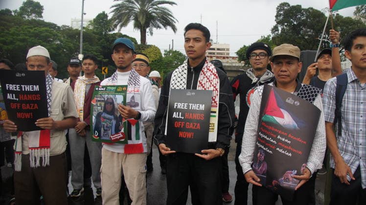 May 22, 2026, Jakarta, Jakarta, Indonesia: Members of the Aqsa Working Group (AWG) humanitarian alliance staged the Friday for Palestine rally in front of the United States Embassy in Jakarta on Friday (May 22, 2026). During the demonstration, participants carried posters highlighting the alleged abduction of humanitarian activists by Israeli Zionist forces as a form of protest against the detention of international volunteers on a mission to Gaza, Palestine...AWG expressed gratitude and appreciation for the release of all Indonesian delegates and activists involved in the Global Sumud Flotilla (GSF) 2.0 mission, who had previously been detained by Israeli authorities while carrying out a humanitarian mission aimed at delivering aid to the - ZUMAp146 20260522_zap_p146_015 Copyright: xDennyxPohanx