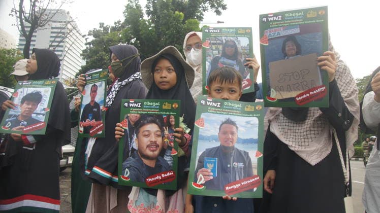 May 22, 2026, Jakarta, Jakarta, Indonesia: Members of the Aqsa Working Group (AWG) humanitarian alliance staged the Friday for Palestine rally in front of the United States Embassy in Jakarta on Friday (May 22, 2026). During the demonstration, participants carried posters highlighting the alleged abduction of humanitarian activists by Israeli Zionist forces as a form of protest against the detention of international volunteers on a mission to Gaza, Palestine...AWG expressed gratitude and appreciation for the release of all Indonesian delegates and activists involved in the Global Sumud Flotilla (GSF) 2.0 mission, who had previously been detained by Israeli authorities while carrying out a humanitarian mission aimed at delivering aid to the - ZUMAp146 20260522_zap_p146_024 Copyright: xDennyxPohanx