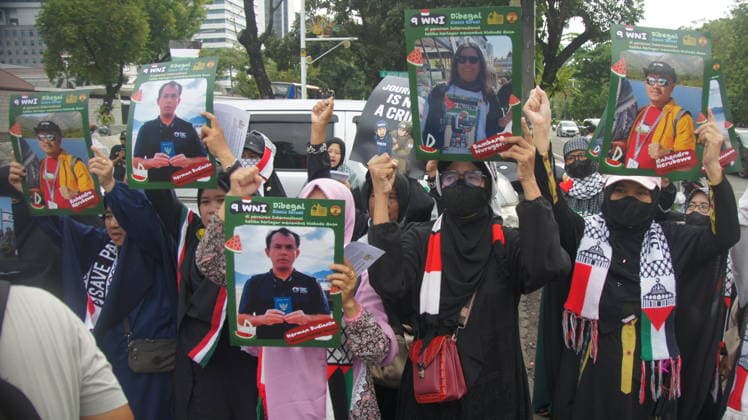 May 22, 2026, Jakarta, Jakarta, Indonesia: Members of the Aqsa Working Group (AWG) humanitarian alliance staged the Friday for Palestine rally in front of the United States Embassy in Jakarta on Friday (May 22, 2026). During the demonstration, participants carried posters highlighting the alleged abduction of humanitarian activists by Israeli Zionist forces as a form of protest against the detention of international volunteers on a mission to Gaza, Palestine...AWG expressed gratitude and appreciation for the release of all Indonesian delegates and activists involved in the Global Sumud Flotilla (GSF) 2.0 mission, who had previously been detained by Israeli authorities while carrying out a humanitarian mission aimed at delivering aid to the - ZUMAp146 20260522_zap_p146_025 Copyright: xDennyxPohanx