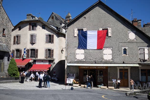 Gabriel Attal Announces his candidacy for the presidential elections - Mur-de-Barrez View of the city prior General Secretary of French centrist party Renaissance Gabriel Attal speech during a visit to the village of Mur-de-Barrez in the Aveyron department, southwestern France on May 22, 2026. Former prime minister Gabriel Attal said on May 22, 2026 he was running for president next year. Photo by Raphael Lafargue ABACAPRESS.COM Mur-de-Barrez France  Copyright: xLafarguexRaphael ABACAx