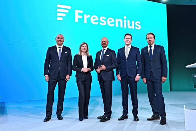Hauptversammlung Fresenius SE & Co. KGaA. Pierluigi Antonelli ( Vorstand Fresenius SE ) , Sara Hennicken ( Finanzvorstand Fresenius SE & Co. KGaA ) , Michael Sen ( Vorstandsvorsitzender Fresenius SE & Co. KGaA ) , Michael Moser ( Vorstand Fresenius SE ) und Robert Möller ( Vorstand Fresenius SE & Co. KGaA ) anläßlich der Hauptversammlung der Fresenius SE & Co. KGaA am 22.05.2026 im Congress Center Messe Frankfurt.. 20260522MWI123486 *** Annual General Meeting Fresenius SE Co KGaA Pierluigi Antonelli Chief Executive Officer Fresenius SE , Sara Hennicken Chief Financial Officer Fresenius SE Co KGaA , Michael Sen Chief Executive Officer Fresenius SE Co KGaA , Michael Moser Chief Executive Officer Fresenius SE and Robert Möller Chief Executive