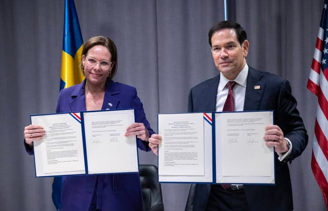 HELSINGBORG , SVERIGE 20260522 Utrikesminister Maria Malmer Stenergard (M) och den amerikanske utrikesministern Marco Rubio skriver under en avsiktsförklaring om ökat tekniksamarbete, inom bland annat rymdteknik, framtidens mobilnät och AI under NATO:s utrikesministermöte pa Sea U i Helsingborg pa fredagen. HELSINGBORG SVERIGE x50090x *** HELSINGBORG , SWEDEN 20260522 Minister for Foreign Affairs Maria Malmer Stenergard M and US Secretary of State Marco Rubio sign a Memorandum of Understanding on increased technology cooperation, including space technology, future mobile networks and AI during the NATO Foreign Ministers meeting at Sea U in Helsingborg on Friday HELSINGBORG SWEDEN x50090x  Copyright: xJohanxNilsson TTx NATOS UTRIKESMINISTERMÖTE HELSINGBORG 4GIJwvbP1Ck
