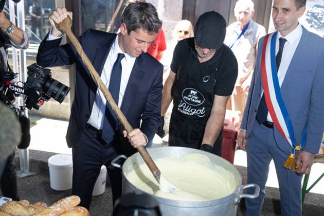 Gabriel Attal Announces his candidacy for the presidential elections - Mur-de-Barrez General Secretary of French centrist party Renaissance Gabriel Attal making aligot after his speech during a visit to the village of Mur-de-Barrez in the Aveyron department, southwestern France on May 22, 2026. Former prime minister Gabriel Attal said on May 22, 2026 he was running for president next year. Photo by Raphael Lafargue ABACAPRESS.COM Mur-de-Barrez France  Copyright: xLafarguexRaphael ABACAx