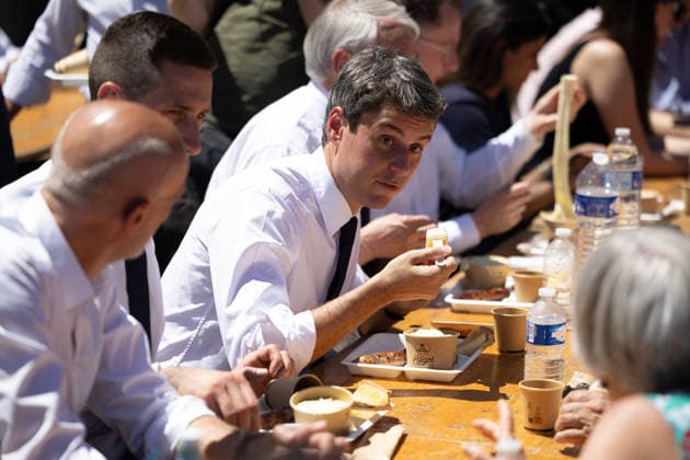 Gabriel Attal Announces his candidacy for the presidential elections - Mur-de-Barrez General Secretary of French centrist party Renaissance Gabriel Attal around people eats Aligot after his speech during a visit to the village of Mur-de-Barrez in the Aveyron department, southwestern France on May 22, 2026. Former prime minister Gabriel Attal said on May 22, 2026 he was running for president next year. Photo by Raphael Lafargue ABACAPRESS.COM Mur-de-Barrez France  Copyright: xLafarguexRaphael ABACAx