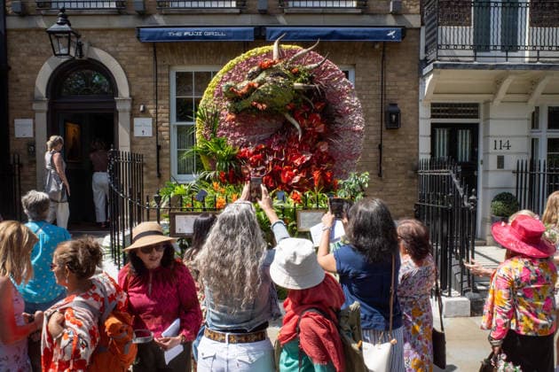 RHS Chelsea Flower Show in London, UK - 22 May 2026 Members of the public pose for photographs in-front of floral displays during the RHS Chelsea Flower Show. After several days of unsettled weather, large crowds gathered along Sloane Street and the surrounding areas on the penultimate day of the 2026 RHS Chelsea Flower Show to view the elaborate floral displays created for the annual event. Visitors lined the streets of Chelsea as retailers, hotels and restaurants unveiled large-scale made from fresh flowers and plants, continuing a tradition that has become closely associated with the world-famous horticultural show. London United Kingdom Copyright: xJamesxWilloughbyx xSOPAxImagesx JWILLOUGHBY_2758