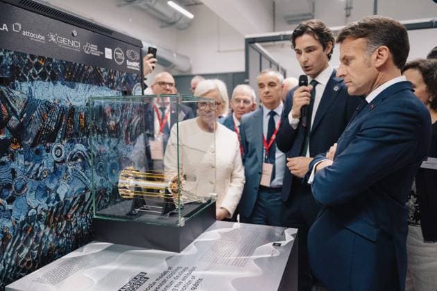 Macron Visits the CEA s Very Large Computing Centre - Bruyeres-le-Chatel Emmanuel Macron, President of the Republic, listens to Niccolo Somaschi, CEO of Quandela, during the presentation of a photonic quantum computer by Quandela at the European Forum on computing power, quantum sciences and technologies, and semiconductors at the Very Large Scale Computing Center of the Atomic Energy and Alternative Energies Commission (CEA) in Bruyères-le-Châtel, south of Paris, France on May 22, 2026. Photo by Gregoire Campione Pool ABACAPRESS.COM Bruyeres-le-Chatel IDF France  Copyright: xCampionexGregoire ABACAx