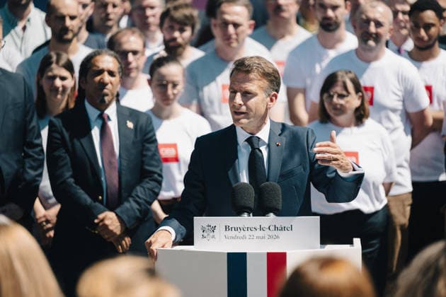 Macron Visits the CEA s Very Large Computing Centre - Bruyeres-le-Chatel Emmanuel Macron, President of the Republic, makes a gesture during his speech at the European Forum on computing power, quantum sciences and technologies, and semiconductors, at the Very Large Scale Computing Center of the French Alternative Energies and Atomic Energy Commission (CEA) in Bruyères-le-Châtel, south of Paris, France on May 22, 2026. Photo by Grégoire Campione Pool ABACAPRESS.COM Bruyeres-le-Chatel IDF France  Copyright: xCampionexGregoire ABACAx