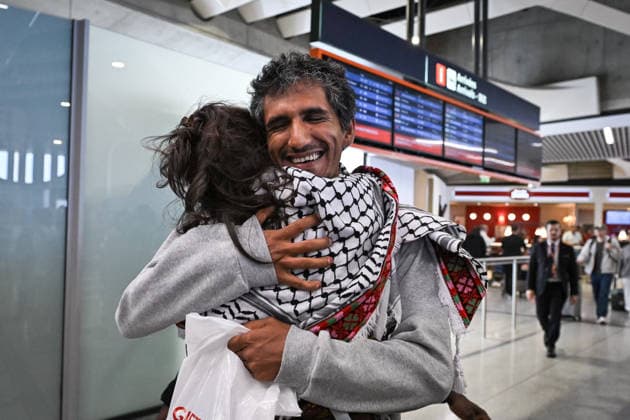 Protesters welcome Global Sumud Flotilla activists in Paris PARIS, FRANCE - MAY 22: Protesters welcome the Global Sumud Flotilla’s repatriated activists at the Charles de Gaulle Airport in Paris, France on May 22, 2026. Firas Abdullah Anadolu Paris France. Editorial use only. Please get in touch for any other usage.  Copyright: x2026xAnadoluxFirasxAbdullahx