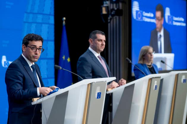 News Bilder des Tages Press Conference On The Foreign Affairs Council (Trade) Stephane Sejourne, Executive Vice-President of the European Commission for Prosperity and Industrial Strategy, and Michael Damianos, Minister for Energy, Commerce and Industry of Cyprus, attend a press conference in Brussels, Belgium, on May 22, 2026. Ministers exchange views on economic security in light of the impact of the Middle East conflict on trade. They also follow up on the 14th WTO ministerial conference (MC14) and discuss WTO reform. Ministers review the state of play of ongoing trade negotiations, including those with Thailand, Malaysia, the Philippines, and the United Arab Emirates. European Union Ministers of Trade meet on May 22, 2026, in Brussels. Brussels Belgium  Copyright: xDanielxGnapx originalFilename: gnap-presscon260522_npwRq.jpg