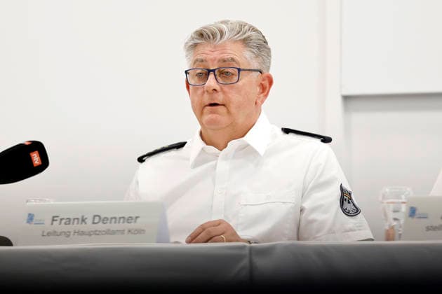 News Bilder des Tages HZA-Leiter Frank Denner, Leiter des Hauptzollamts Köln, bei der Jahrespressekonferenz des Hauptzollamt Köln. Zahlreiche Asservate aus den Bereichen Produktfälschung, Produktsicherheit und Artenschutz sowie kuriose Drogenverstecke werden vor Ort präsentiert. Köln, 22.05.2026 NRW Deutschland *** HZA Head Frank Denner, Head of the Cologne Main Customs Office, at the annual press conference of the Cologne Main Customs Office Numerous exhibits from the areas of product counterfeiting, product safety and species protection as well as curious drug stashes are presented on site Cologne, 22 05 2026 NRW Germany Copyright: xChristophxHardtx