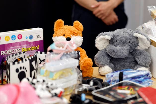Zollbeamte zeigen sichergestellte Spielzeuge, welche die Einfuhrbeschränkungen nicht erfüllten etwa weil sie keine CE-Kennzeichnung hatten, bei der Jahrespressekonferenz des Hauptzollamt Köln. Zahlreiche Asservate aus den Bereichen Produktfälschung, Produktsicherheit und Artenschutz sowie kuriose Drogenverstecke werden vor Ort präsentiert. Köln, 22.05.2026 NRW Deutschland *** Customs officers display seized toys that did not comply with import restrictions, for example because they did not have a CE marking, at the annual press conference of the Cologne Main Customs Office Numerous exhibits from the areas of counterfeiting, product safety and species protection as well as curious drug stashes are presented on site Cologne, 22 05 2026 Copyright: xChristophxHardtx