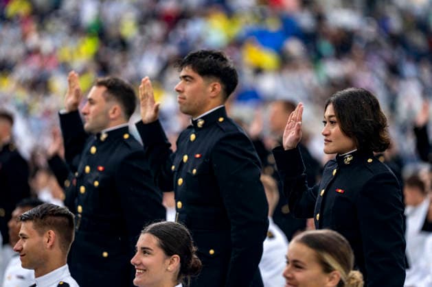 Midshipmen take the oath of office during the U.S. Naval Academy Graduation and Commissioning Ceremony at the U.S. Naval Academy in Annapolis, Maryland on Friday, May 22, 2026. The Naval Academy has a total of 1059 graduates.  ANN20260522323 BONNIExCASH