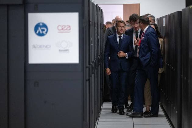 News Bilder des Tages Emmanuel Macron, President of the French Republic, walks through the facilities of the Alice Recoque supercomputer site during a visit to the European Forum on Computing Power, Quantum Sciences and Technologies, and Semiconductors at the Very Large Computing Center of the Commissariat à lénergie alternative et à lénergie atomique CEA in Bruyères le Châtel, au sud de Paris, le 22 mai 2026 Grégoire Campione Pool Bestimage French President during a visit to the European Forum on Computing Power, Quantum Sciences and Technologies, and Semiconductors at the Very Large Computing Centre of the French Alternative Energies and Atomic Energy Commission CEA in Bruyeres le Chatel, south of Paris, France, on May 22, 2026 Bruyères le Châtel France  Copyright: xGrÃ goirexCampione Pool BestimagexGrÃ goirexCampione Pool Bestimagex