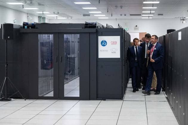 Emmanuel Macron, President of the French Republic, walks through the facilities of the Alice Recoque supercomputer site during a visit to the European Forum on Computing Power, Quantum Sciences and Technologies, and Semiconductors at the Very Large Computing Center of the Commissariat à lénergie alternative et à lénergie atomique CEA in Bruyères le Châtel, au sud de Paris, le 22 mai 2026 Grégoire Campione Pool Bestimage French President during a visit to the European Forum on Computing Power, Quantum Sciences and Technologies, and Semiconductors at the Very Large Computing Centre of the French Alternative Energies and Atomic Energy Commission CEA in Bruyeres le Chatel, south of Paris, France, on May 22, 2026 Bruyères le Châtel France  Copyright: xGrÃ goirexCampione Pool BestimagexGrÃ goirexCampione Pool Bestimagex