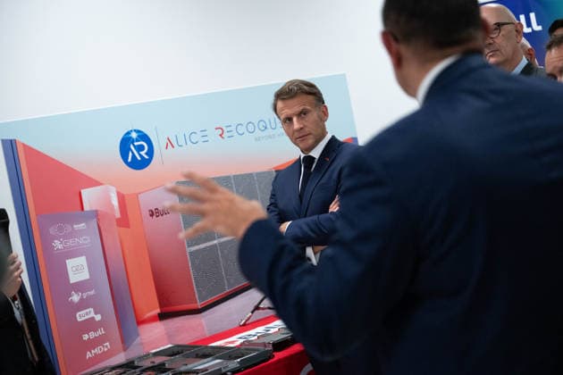Emmanuel Macron, President of the French Republic during a visit to the European Forum on Computing Power, Quantum Sciences and Technologies, and Semiconductors at the Very Large Computing Center of the Commissariat à lénergie alternative et à lénergie atomique CEA in Bruyères le Châtel, au sud de Paris, le 22 mai 2026 Grégoire Campione Pool Bestimage French President during a visit to the European Forum on Computing Power, Quantum Sciences and Technologies, and Semiconductors at the Very Large Computing Centre of the French Alternative Energies and Atomic Energy Commission CEA in Bruyeres le Chatel, south of Paris, France, on May 22, 2026 Bruyères le Châtel France  Copyright: xGrÃ goirexCampione Pool BestimagexGrÃ goirexCampione Pool Bestimagex
