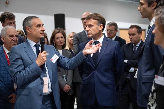 Emmanuel Macron, President of the French Republic, right, listens to Patrick Pailloux, Délégué Général à lArmement DGA, left, during a visit to the European Forum on Computing Power, Quantum Sciences and Technologies, and Semiconductors at the Centre de Calcul à Très Grande Scale de la Commission de lEnergie Atomique et des Energies Alternatives CEA in Bruyères le Châtel, au sud de Paris, le 22 mai 2026 Grégoire Campione Pool Bestimage French President during a visit to the European Forum on Computing Power, Quantum Sciences and Technologies, and Semiconductors at the Very Large Computing Centre of the French Alternative Energies and Atomic Energy Commission CEA in Bruyeres le Chatel, south of Paris, France, on May 22, 2026 Bruyères le Châ  Copyright: xGrÃ goirexCampione Pool BestimagexGrÃ goirexCampione Pool Bestimagex