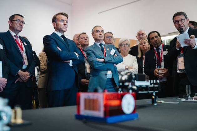 Emmanuel Macron, President of the French Republic listens to the presentation of supercomputer components during a visit to the European Forum on Computing Power, Quantum Sciences and Technologies, and Semiconductors at the Very Large Computing Center of the Atomic Energy and Alternative Energies Commission CEA in Bruyères le Châtel, au sud de Paris, le 22 mai 2026 Grégoire Campione Pool Bestimage French President during a visit to the European Forum on Computing Power, Quantum Sciences and Technologies, and Semiconductors at the Very Large Computing Centre of the French Alternative Energies and Atomic Energy Commission CEA in Bruyeres le Chatel, south of Paris, France, on May 22, 2026 Bruyères le Châtel France  Copyright: xGrÃ goirexCampione Pool BestimagexGrÃ goirexCampione Pool Bestimagex