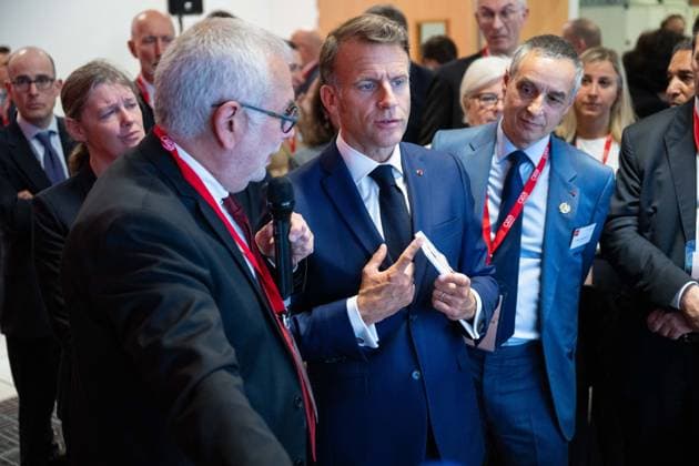 Emmanuel Macron, President of the French Republic listens to the presentation of supercomputer components during a visit to the European Forum on Computing Power, Quantum Sciences and Technologies, and Semiconductors at the Very Large Computing Center of the Atomic Energy and Alternative Energies Commission CEA in Bruyères le Châtel, au sud de Paris, le 22 mai 2026 Grégoire Campione Pool Bestimage French President during a visit to the European Forum on Computing Power, Quantum Sciences and Technologies, and Semiconductors at the Very Large Computing Centre of the French Alternative Energies and Atomic Energy Commission CEA in Bruyeres le Chatel, south of Paris, France, on May 22, 2026 Bruyères le Châtel France  Copyright: xGrÃ goirexCampione Pool BestimagexGrÃ goirexCampione Pool Bestimagex