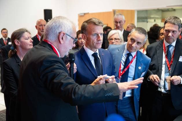 Emmanuel Macron, President of the French Republic listens to the presentation of supercomputer components during a visit to the European Forum on Computing Power, Quantum Sciences and Technologies, and Semiconductors at the Very Large Computing Center of the Atomic Energy and Alternative Energies Commission CEA in Bruyères le Châtel, au sud de Paris, le 22 mai 2026 Grégoire Campione Pool Bestimage French President during a visit to the European Forum on Computing Power, Quantum Sciences and Technologies, and Semiconductors at the Very Large Computing Centre of the French Alternative Energies and Atomic Energy Commission CEA in Bruyeres le Chatel, south of Paris, France, on May 22, 2026 Bruyères le Châtel France  Copyright: xGrÃ goirexCampione Pool BestimagexGrÃ goirexCampione Pool Bestimagex