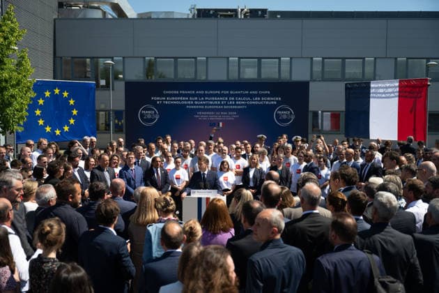 Emmanuel Macron, President of the French Republic during his speech at the European Forum on Computing Power, Quantum Sciences and Technologies, and Semiconductors at the Very Large Computing Centre of the French Alternative Energies and Atomic Energy Commissariat CEA in Bruyères le Châtel, south of Paris, le 22 mai 2026 Grégoire Campione Pool Bestimage French President during a visit to the European Forum on Computing Power, Quantum Sciences and Technologies, and Semiconductors at the Very Large Computing Centre of the French Alternative Energies and Atomic Energy Commission CEA in Bruyeres le Chatel, south of Paris, France, on May 22, 2026 Bruyères le Châtel France  Copyright: xGrÃ goirexCampione Pool BestimagexGrÃ goirexCampione Pool Bestimagex