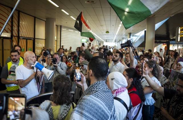 SCHIPHOL - Dutch passengers of the Global Sumud Flotilla arrive at Schiphol Airport. The Dutch nationals were en route to Gaza with the civilian fleet Global Sumud Flotilla and were intercepted by Israel in the Mediterranean Sea. JEROEN JUMELET ANP netherlands out - belgium out  Copyright: xx x559056633x originalFilename: 559056633.jpg