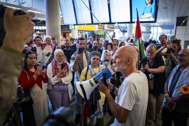 SCHIPHOL - Dutch passengers of the Global Sumud Flotilla arrive at Schiphol Airport. The Dutch nationals were en route to Gaza with the civilian fleet Global Sumud Flotilla and were intercepted by Israel in the Mediterranean Sea. JEROEN JUMELET ANP netherlands out - belgium out  Copyright: xx x559056648x originalFilename: 559056648.jpg