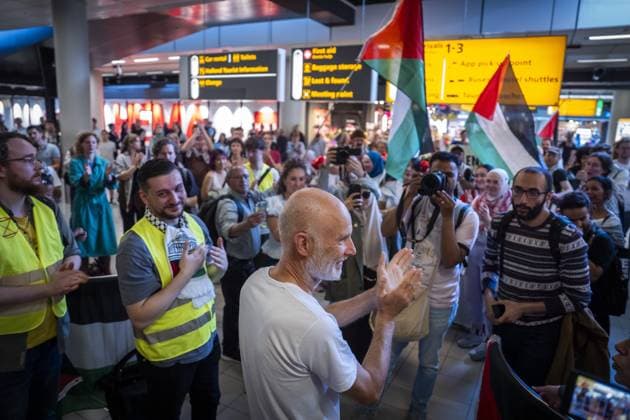SCHIPHOL - Dutch crew members of the Global Sumud Flotilla arrive at Schiphol Airport. The Dutch nationals were en route to Gaza with the civilian fleet Global Sumud Flotilla and were intercepted by Israel in the Mediterranean Sea. JEROEN JUMELET ANP netherlands out - belgium out  Copyright: xx x559056675x originalFilename: 559056675.jpg