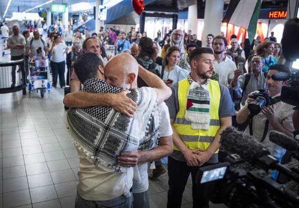 SCHIPHOL - Dutch passengers of the Global Sumud Flotilla arrive at Schiphol Airport. The Dutch nationals were en route to Gaza with the civilian fleet Global Sumud Flotilla and were intercepted by Israel in the Mediterranean Sea. JEROEN JUMELET ANP netherlands out - belgium out  Copyright: xx x559056707x originalFilename: 559056707.jpg