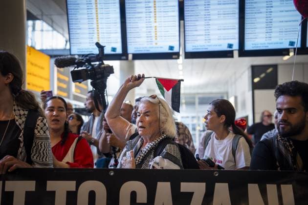 SCHIPHOL - Dutch passengers of the Global Sumud Flotilla arrive at Schiphol Airport. The Dutch nationals were en route to Gaza with the civilian fleet Global Sumud Flotilla and were intercepted by Israel in the Mediterranean Sea. JEROEN JUMELET ANP netherlands out - belgium out  Copyright: xx x559056779x originalFilename: 559056779.jpg