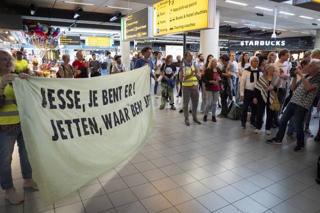 SCHIPHOL - Dutch passengers of the Global Sumud Flotilla arrive at Schiphol Airport. The Dutch nationals were en route to Gaza with the civilian fleet Global Sumud Flotilla and were intercepted by Israel in the Mediterranean Sea. JEROEN JUMELET ANP netherlands out - belgium out  Copyright: xx x559056782x originalFilename: 559056782.jpg