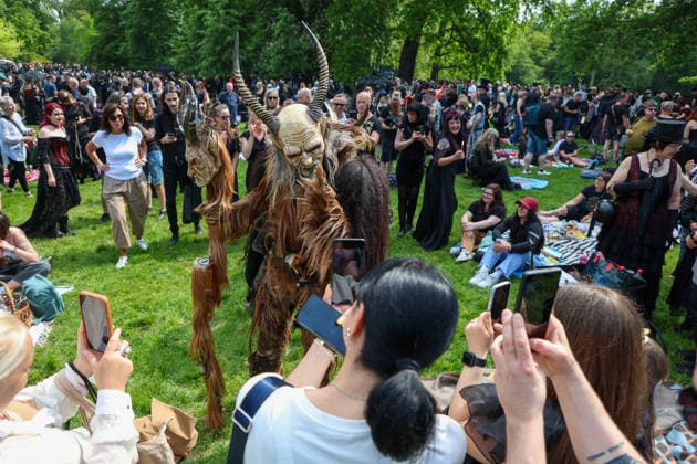 Leipzig - WGT startet bei sommerlichen Temperaturen und Sonnenschein: Hunderte treffen sich beim Viktorianisches Picknick zum Wave Gotik Treffen 22.05.2026 ab 14 Uhr Leipzig, Clara-Zetkin-Park Bei strahlendem Sonnenschein und sommerlichen Temperaturen verwandelte sich der Clara-Zetkin-Park am Freitag erneut in eine Szenerie wie aus einer anderen Epoche: Zum traditionellen Viktorianischen Picknick kamen Hunderte Besucher des Wave-Gotik-Treffen dicht gedrängt in aufwendigen Gewändern zusammen. Korsetts, Fräcke, Zylinder und Spitze bestimmten das Bild ein Fest der Ästhetik und Individualität mitten im Grünen. Das Picknick gilt als inoffizieller Auftakt des viertägigen Festivals, das jedes Jahr Zehntausende Anhänger der schwarze Copyright: xEHLxMedia BjörnxStachx 20260522_viktorianisches-picknick-wgt-leipzig_13