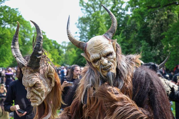 News Bilder des Tages Leipzig - WGT startet bei sommerlichen Temperaturen und Sonnenschein: Hunderte treffen sich beim Viktorianisches Picknick zum Wave Gotik Treffen 22.05.2026 ab 14 Uhr Leipzig, Clara-Zetkin-Park Bei strahlendem Sonnenschein und sommerlichen Temperaturen verwandelte sich der Clara-Zetkin-Park am Freitag erneut in eine Szenerie wie aus einer anderen Epoche: Zum traditionellen Viktorianischen Picknick kamen Hunderte Besucher des Wave-Gotik-Treffen dicht gedrängt in aufwendigen Gewändern zusammen. Korsetts, Fräcke, Zylinder und Spitze bestimmten das Bild ein Fest der Ästhetik und Individualität mitten im Grünen. Das Picknick gilt als inoffizieller Auftakt des viertägigen Festivals, das jedes Jahr Zehntausende Anhänger der schwarze Copyright: xEHLxMedia BjörnxStachx 20260522_viktorianisches-picknick-wgt-leipzig_14