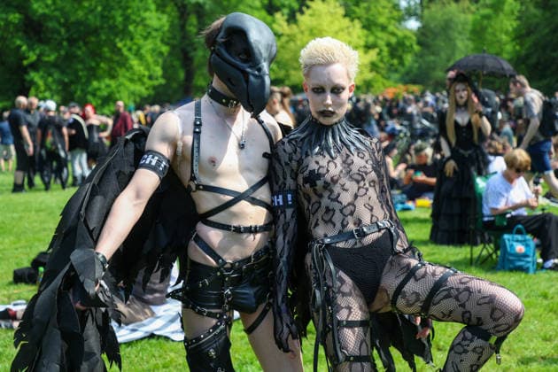 Leipzig - WGT startet bei sommerlichen Temperaturen und Sonnenschein: Hunderte treffen sich beim Viktorianisches Picknick zum Wave Gotik Treffen 22.05.2026 ab 14 Uhr Leipzig, Clara-Zetkin-Park Bei strahlendem Sonnenschein und sommerlichen Temperaturen verwandelte sich der Clara-Zetkin-Park am Freitag erneut in eine Szenerie wie aus einer anderen Epoche: Zum traditionellen Viktorianischen Picknick kamen Hunderte Besucher des Wave-Gotik-Treffen dicht gedrängt in aufwendigen Gewändern zusammen. Korsetts, Fräcke, Zylinder und Spitze bestimmten das Bild ein Fest der Ästhetik und Individualität mitten im Grünen. Das Picknick gilt als inoffizieller Auftakt des viertägigen Festivals, das jedes Jahr Zehntausende Anhänger der schwarze Copyright: xEHLxMedia BjörnxStachx 20260522_viktorianisches-picknick-wgt-leipzig_15