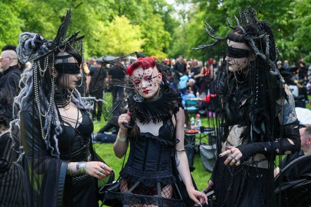 Leipzig - WGT startet bei sommerlichen Temperaturen und Sonnenschein: Hunderte treffen sich beim Viktorianisches Picknick zum Wave Gotik Treffen 22.05.2026 ab 14 Uhr Leipzig, Clara-Zetkin-Park Bei strahlendem Sonnenschein und sommerlichen Temperaturen verwandelte sich der Clara-Zetkin-Park am Freitag erneut in eine Szenerie wie aus einer anderen Epoche: Zum traditionellen Viktorianischen Picknick kamen Hunderte Besucher des Wave-Gotik-Treffen dicht gedrängt in aufwendigen Gewändern zusammen. Korsetts, Fräcke, Zylinder und Spitze bestimmten das Bild ein Fest der Ästhetik und Individualität mitten im Grünen. Das Picknick gilt als inoffizieller Auftakt des viertägigen Festivals, das jedes Jahr Zehntausende Anhänger der schwarze Copyright: xEHLxMedia BjörnxStachx 20260522_viktorianisches-picknick-wgt-leipzig_16