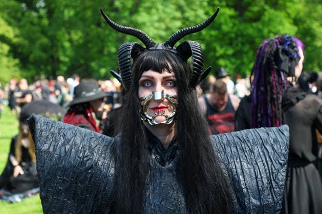 Leipzig - WGT startet bei sommerlichen Temperaturen und Sonnenschein: Hunderte treffen sich beim Viktorianisches Picknick zum Wave Gotik Treffen 22.05.2026 ab 14 Uhr Leipzig, Clara-Zetkin-Park Bei strahlendem Sonnenschein und sommerlichen Temperaturen verwandelte sich der Clara-Zetkin-Park am Freitag erneut in eine Szenerie wie aus einer anderen Epoche: Zum traditionellen Viktorianischen Picknick kamen Hunderte Besucher des Wave-Gotik-Treffen dicht gedrängt in aufwendigen Gewändern zusammen. Korsetts, Fräcke, Zylinder und Spitze bestimmten das Bild ein Fest der Ästhetik und Individualität mitten im Grünen. Das Picknick gilt als inoffizieller Auftakt des viertägigen Festivals, das jedes Jahr Zehntausende Anhänger der schwarze Copyright: xEHLxMedia BjörnxStachx 20260522_viktorianisches-picknick-wgt-leipzig_17