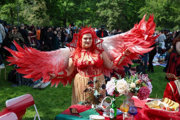 Leipzig - WGT startet bei sommerlichen Temperaturen und Sonnenschein: Hunderte treffen sich beim Viktorianisches Picknick zum Wave Gotik Treffen 22.05.2026 ab 14 Uhr Leipzig, Clara-Zetkin-Park Bei strahlendem Sonnenschein und sommerlichen Temperaturen verwandelte sich der Clara-Zetkin-Park am Freitag erneut in eine Szenerie wie aus einer anderen Epoche: Zum traditionellen Viktorianischen Picknick kamen Hunderte Besucher des Wave-Gotik-Treffen dicht gedrängt in aufwendigen Gewändern zusammen. Korsetts, Fräcke, Zylinder und Spitze bestimmten das Bild ein Fest der Ästhetik und Individualität mitten im Grünen. Das Picknick gilt als inoffizieller Auftakt des viertägigen Festivals, das jedes Jahr Zehntausende Anhänger der schwarze Copyright: xEHLxMedia BjörnxStachx 20260522_viktorianisches-picknick-wgt-leipzig_19