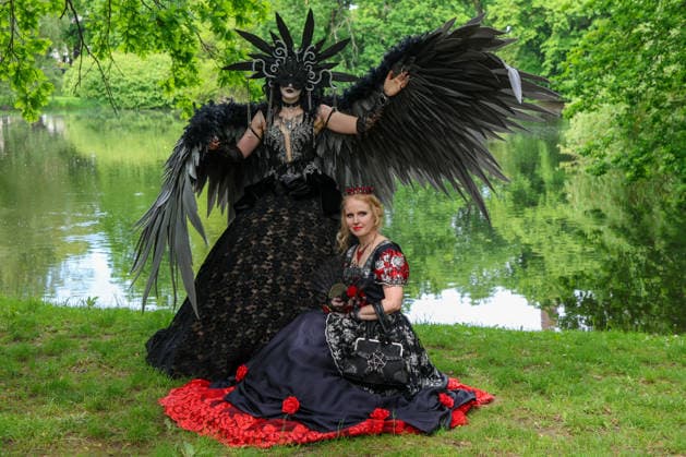 Leipzig - WGT startet bei sommerlichen Temperaturen und Sonnenschein: Hunderte treffen sich beim Viktorianisches Picknick zum Wave Gotik Treffen 22.05.2026 ab 14 Uhr Leipzig, Clara-Zetkin-Park Bei strahlendem Sonnenschein und sommerlichen Temperaturen verwandelte sich der Clara-Zetkin-Park am Freitag erneut in eine Szenerie wie aus einer anderen Epoche: Zum traditionellen Viktorianischen Picknick kamen Hunderte Besucher des Wave-Gotik-Treffen dicht gedrängt in aufwendigen Gewändern zusammen. Korsetts, Fräcke, Zylinder und Spitze bestimmten das Bild ein Fest der Ästhetik und Individualität mitten im Grünen. Das Picknick gilt als inoffizieller Auftakt des viertägigen Festivals, das jedes Jahr Zehntausende Anhänger der schwarze Copyright: xEHLxMedia BjörnxStachx 20260522_viktorianisches-picknick-wgt-leipzig_2